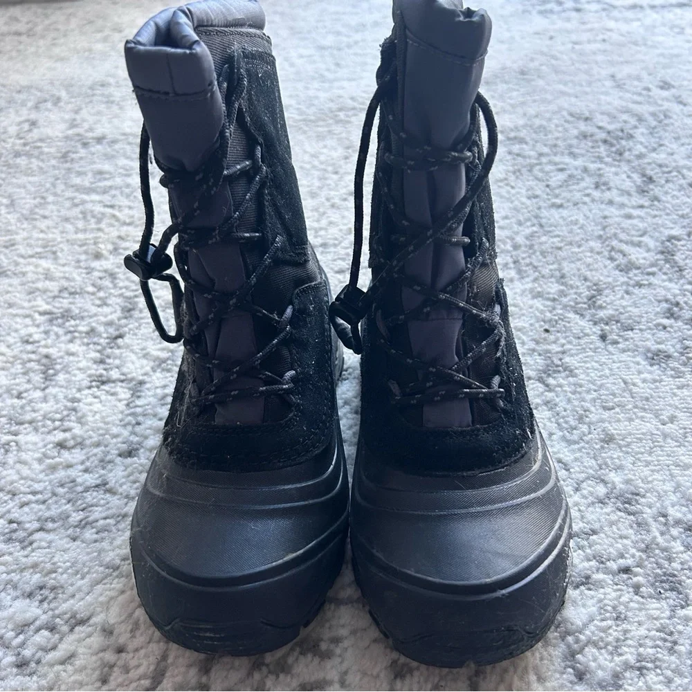 The North Face Youth Alpenglow V Waterproof Boots in black. Size 3